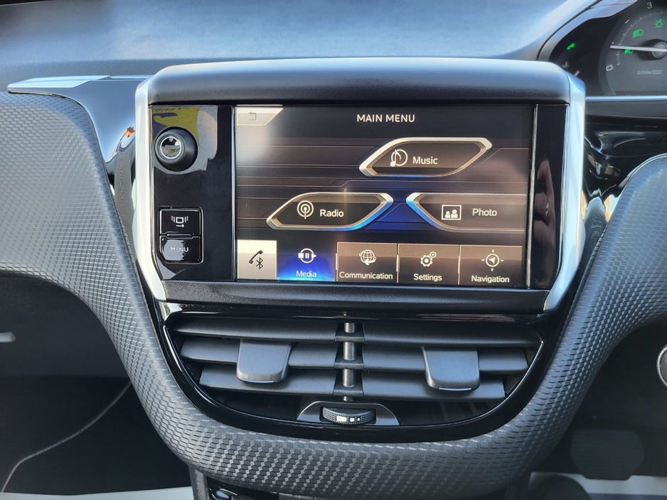 2014 Peugeot 208 - image 29