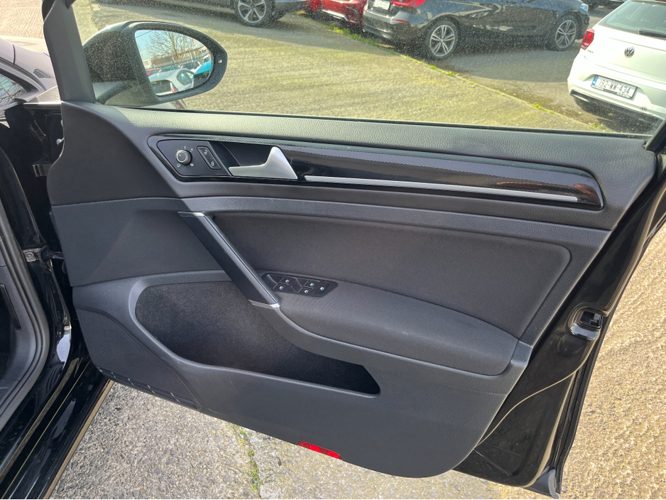 2016 Volkswagen Golf - image 12