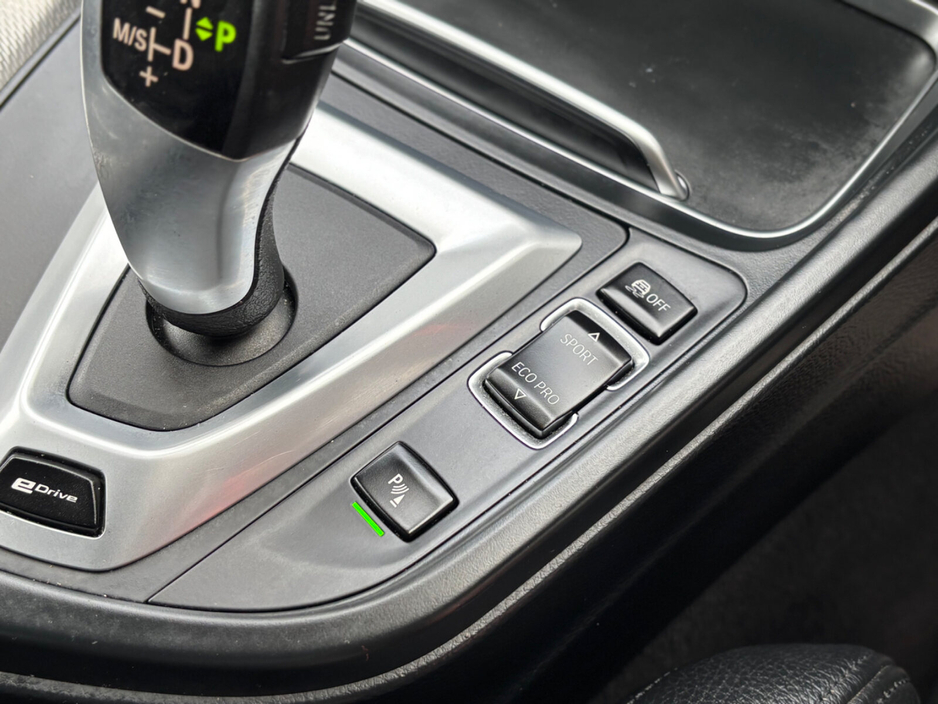 2017 BMW 3 Series - image 8