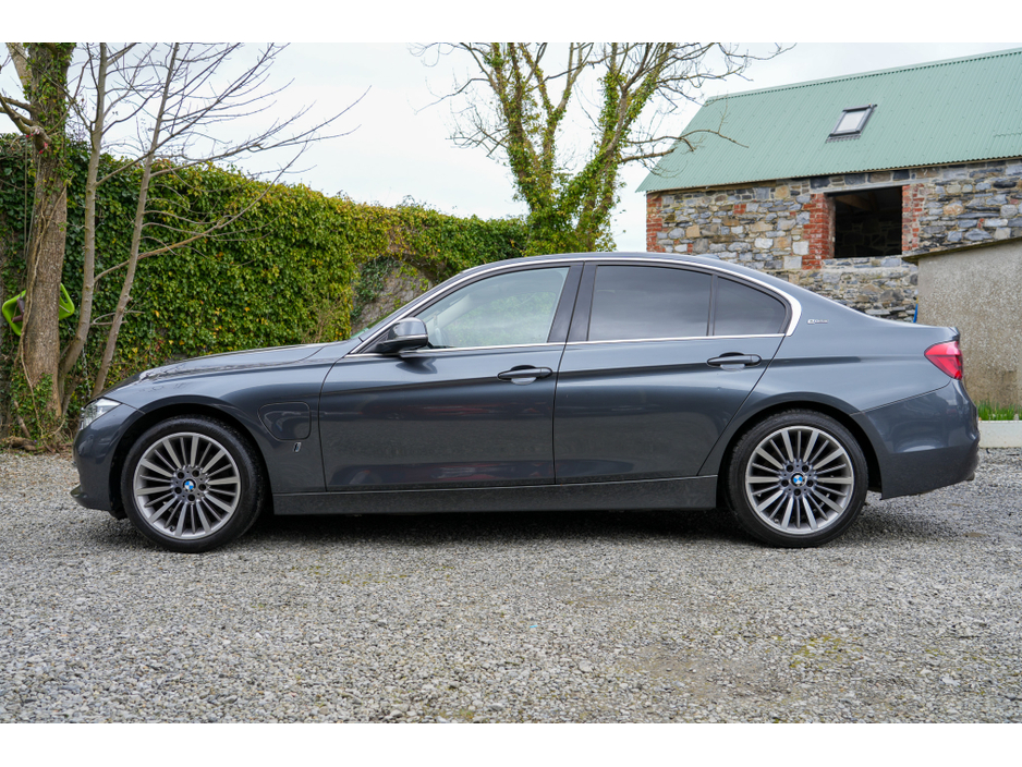 2017 BMW 3 Series - image 10