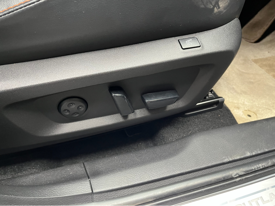 2023 Mitsubishi Outlander - image 15