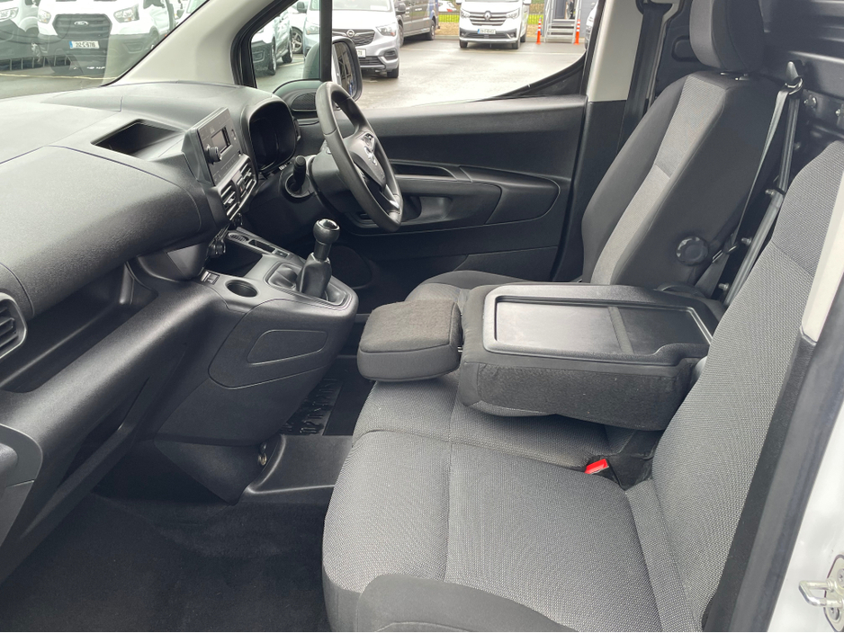 2021 Opel Combo - image 16