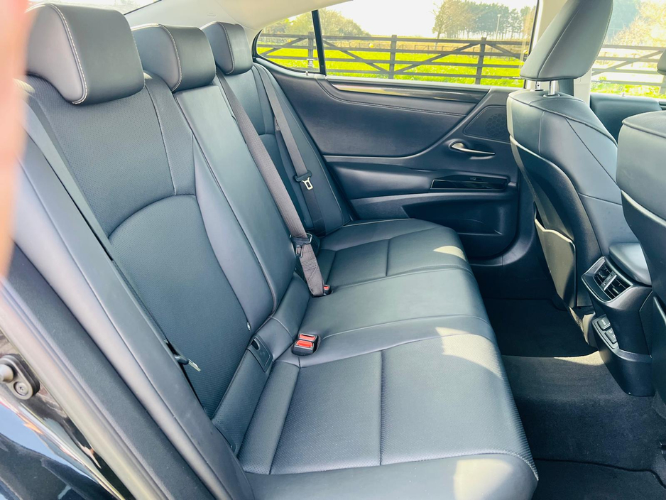 2023 Lexus ES 300 H - image 19