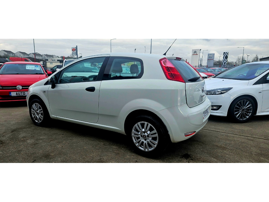 2015 Fiat Punto - image 12