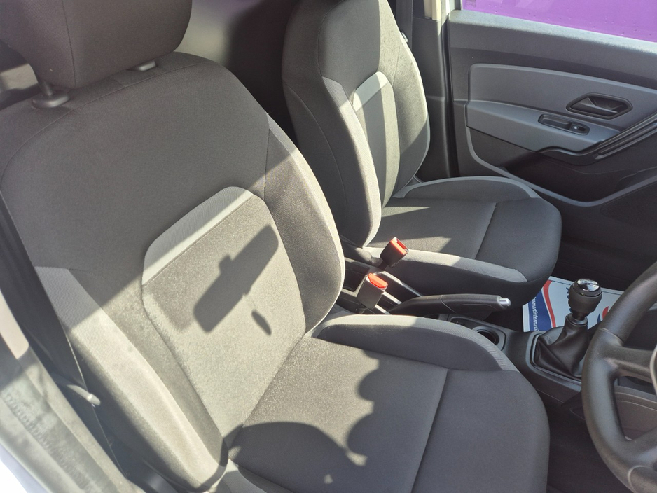 2020 Dacia Duster - image 10