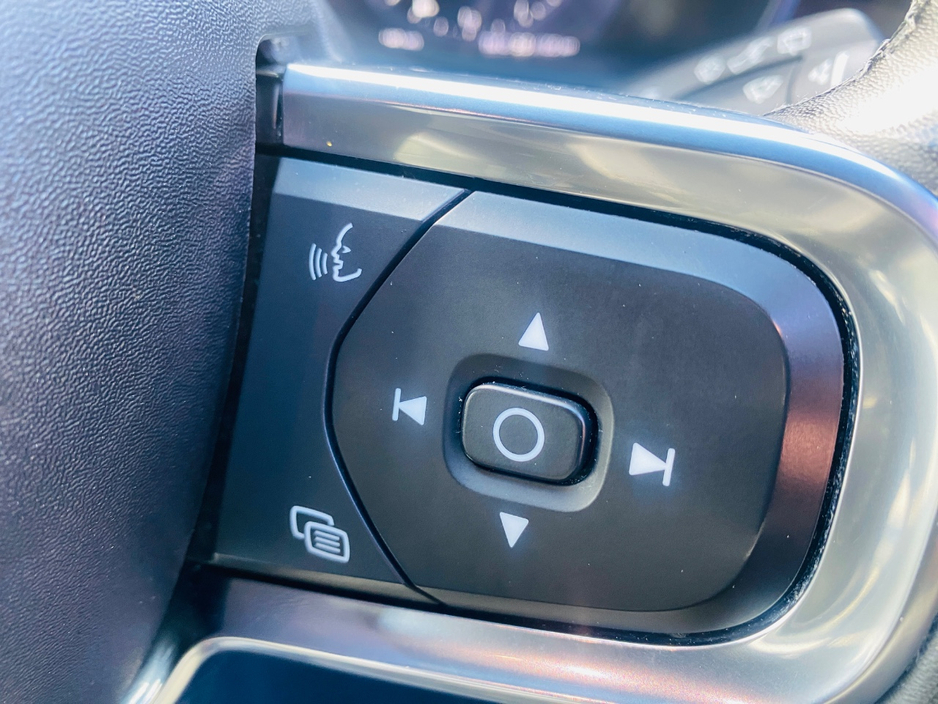 2023 Volvo XC40 - image 23