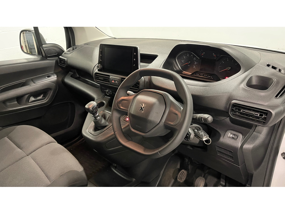 2024 Peugeot Partner - image 25