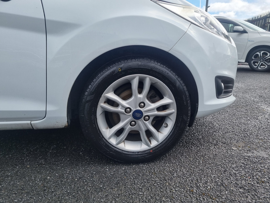 2015 Ford Fiesta - image 13