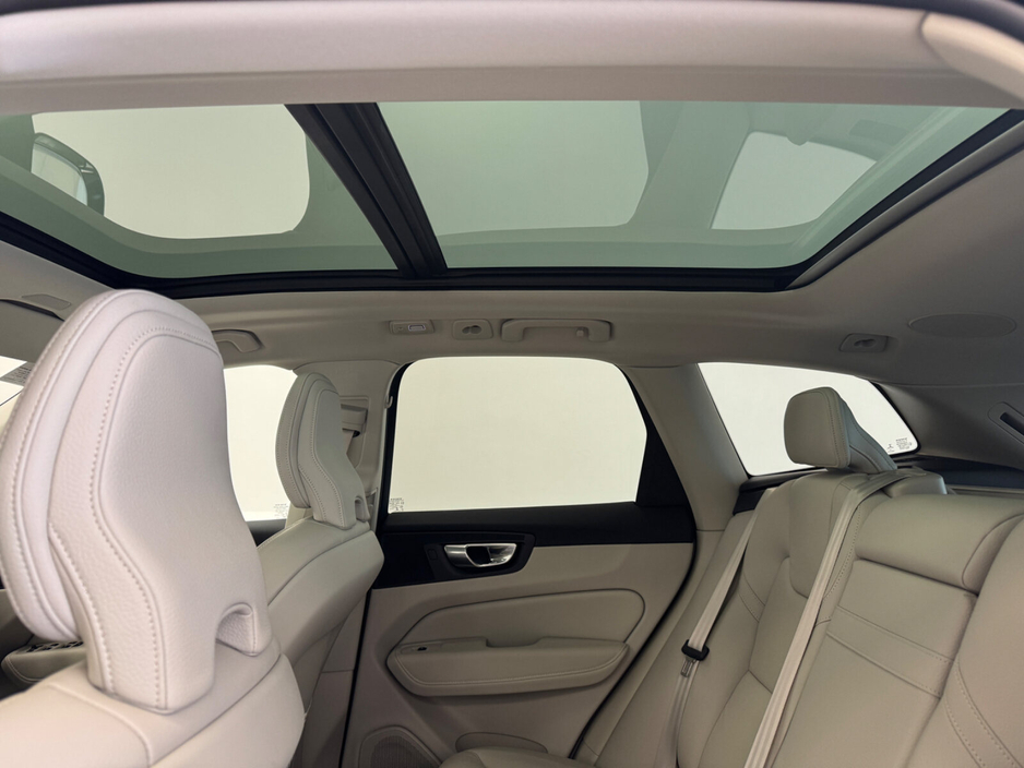 2022 Volvo XC60 - image 6