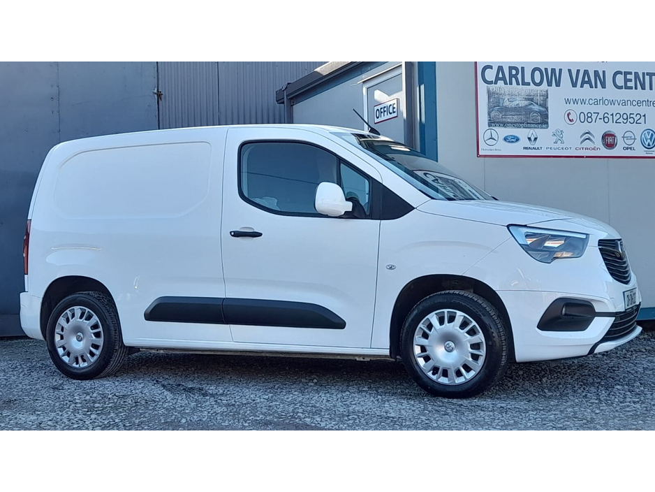 2021 Vauxhall Combo - image 2