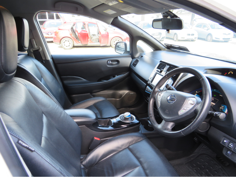 2014 Nissan Leaf - image 11