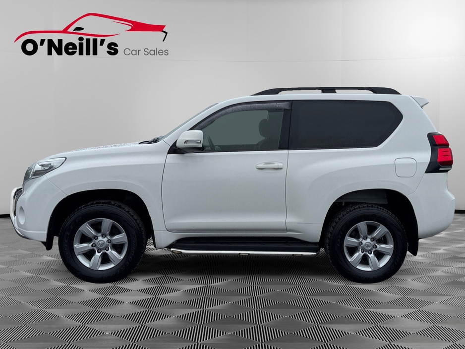 2017 Toyota Landcruiser - image 6