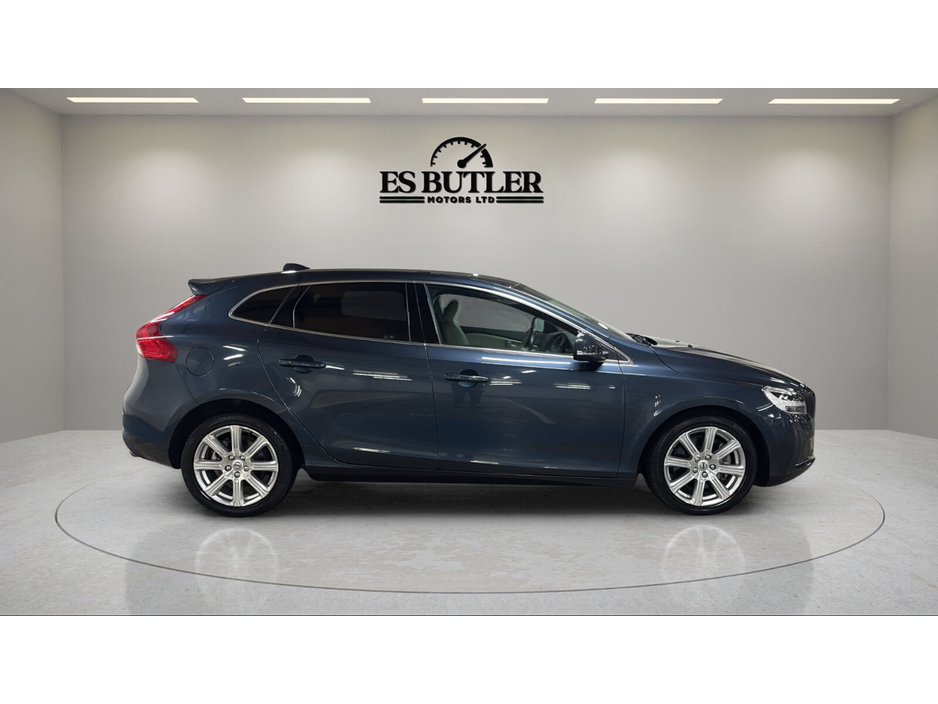 2017 Volvo V40 - image 7