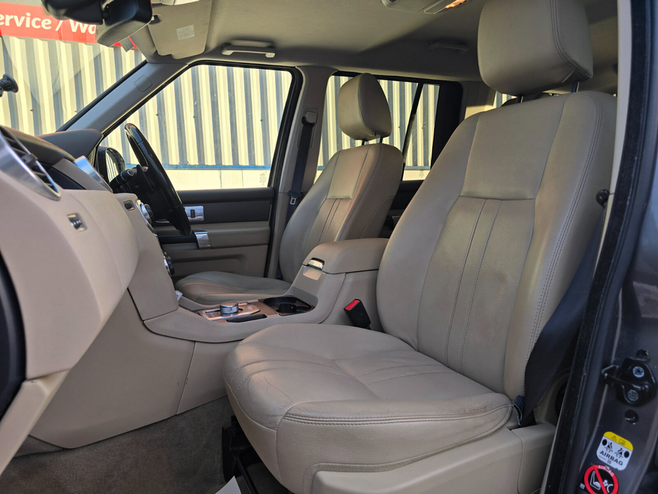 2014 Land Rover Discovery - image 25