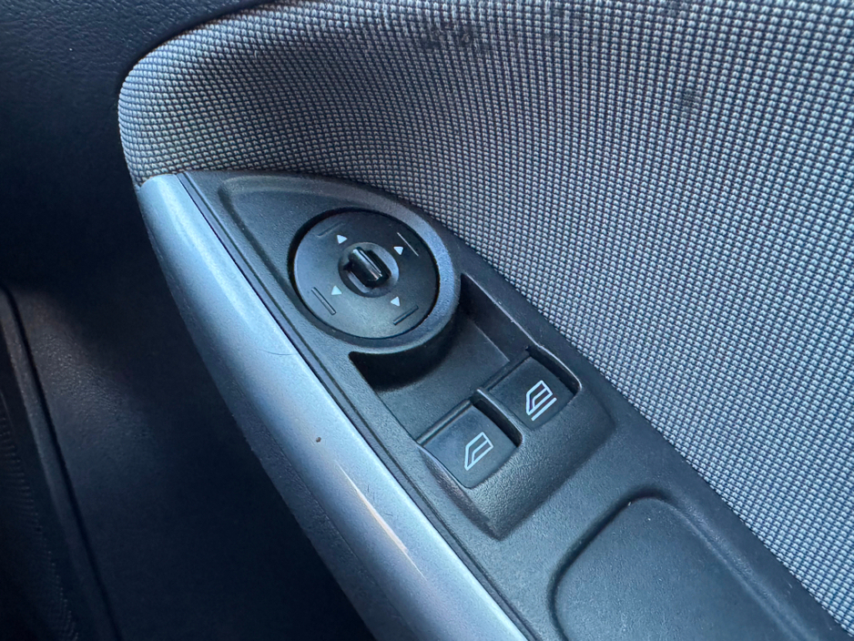 2012 Ford Focus - image 22