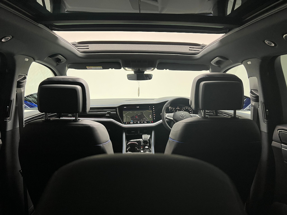 2025 Volkswagen Touareg - image 11