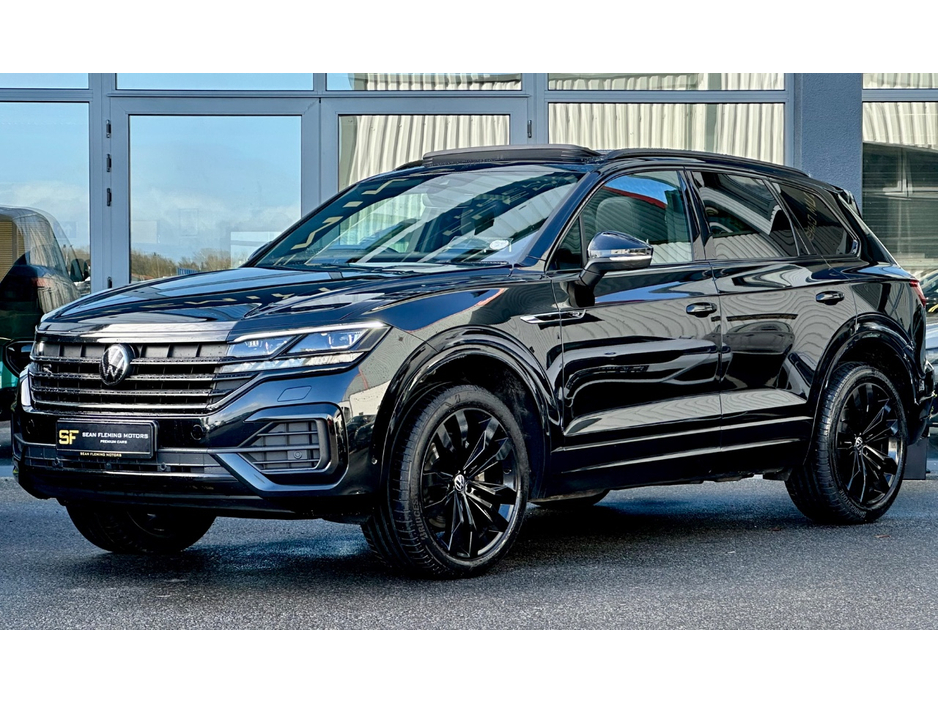 2023 Volkswagen Touareg - image 2