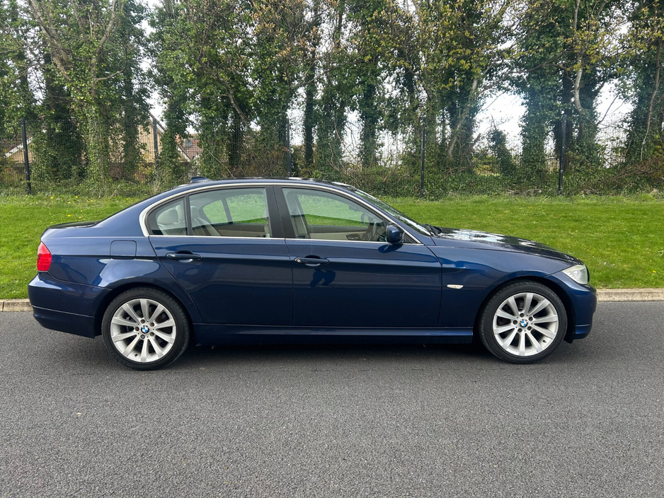 2011 BMW 3 Series - image 3