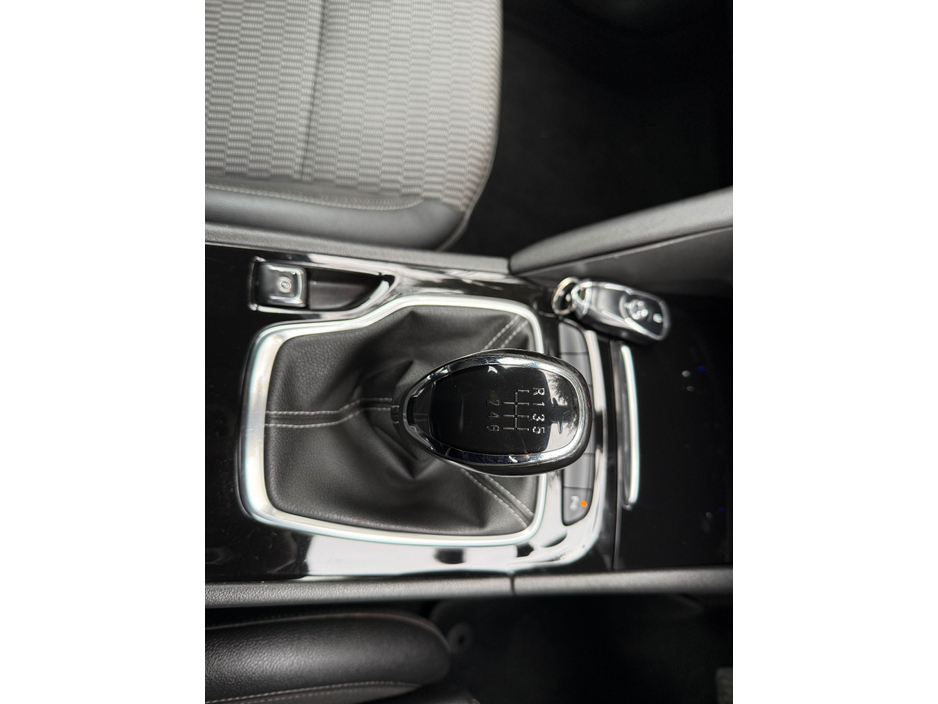 2018 Opel Insignia - image 17