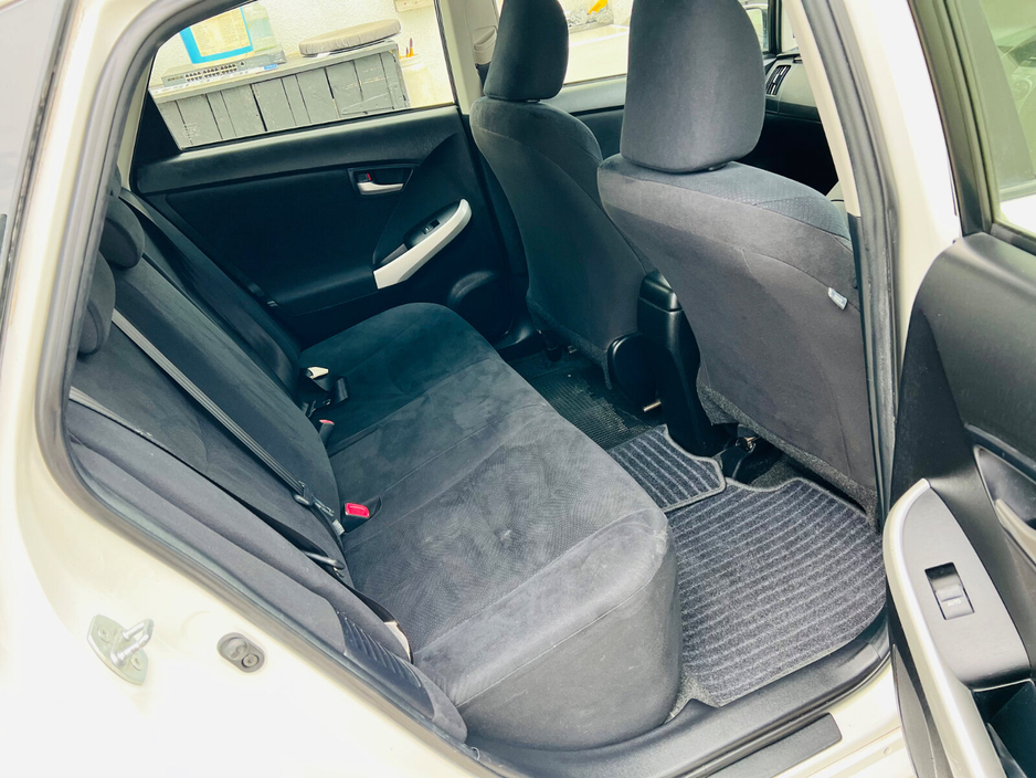 2014 Toyota Prius - image 9