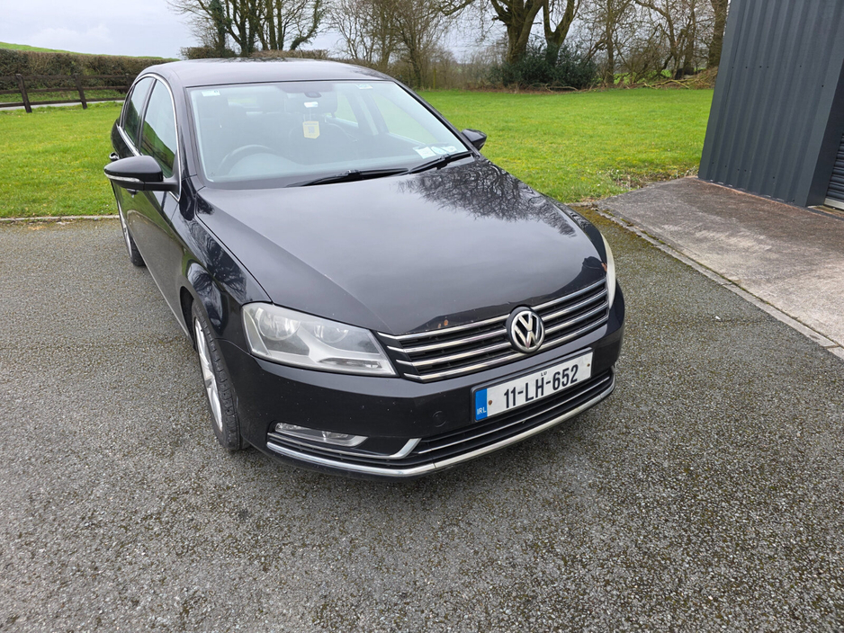 2011 Volkswagen Passat - image 2