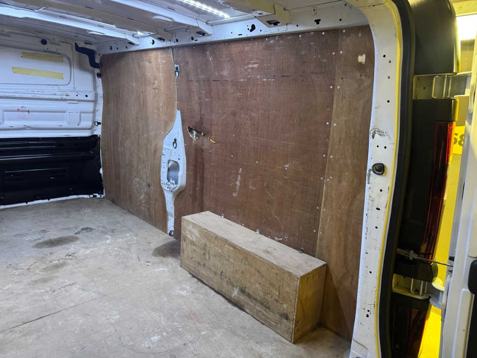 2020 Nissan NV300 - image 24