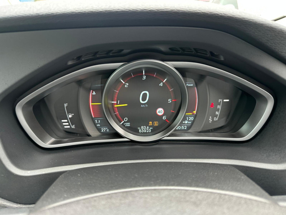 2015 Volvo V40 Cross Country - image 18