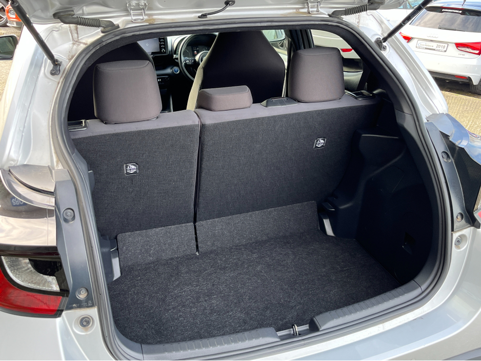 2021 Toyota Yaris - image 8