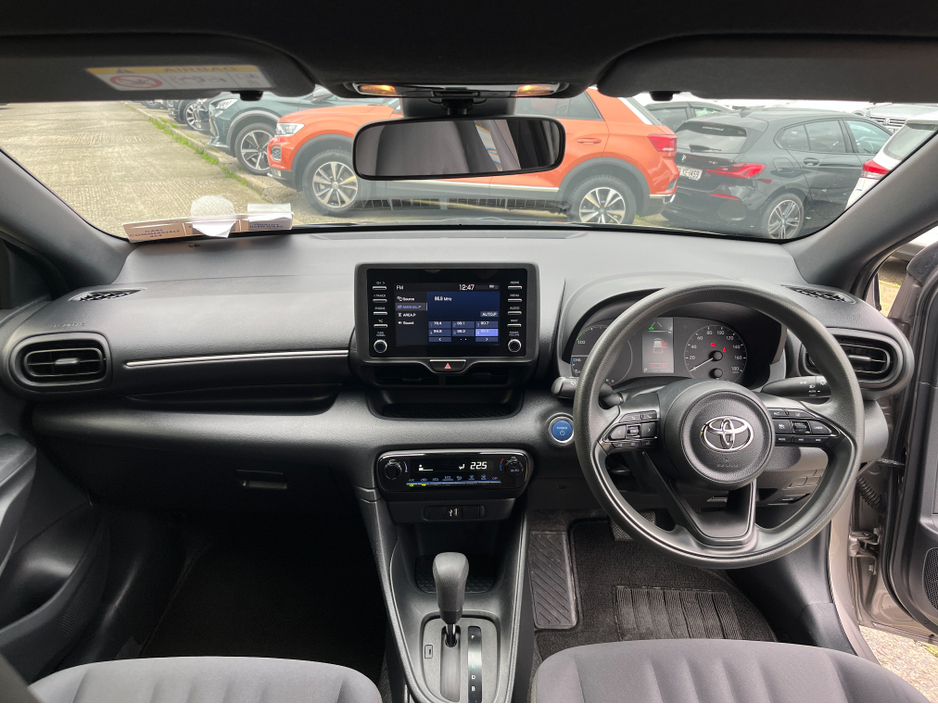 2021 Toyota Yaris - image 13