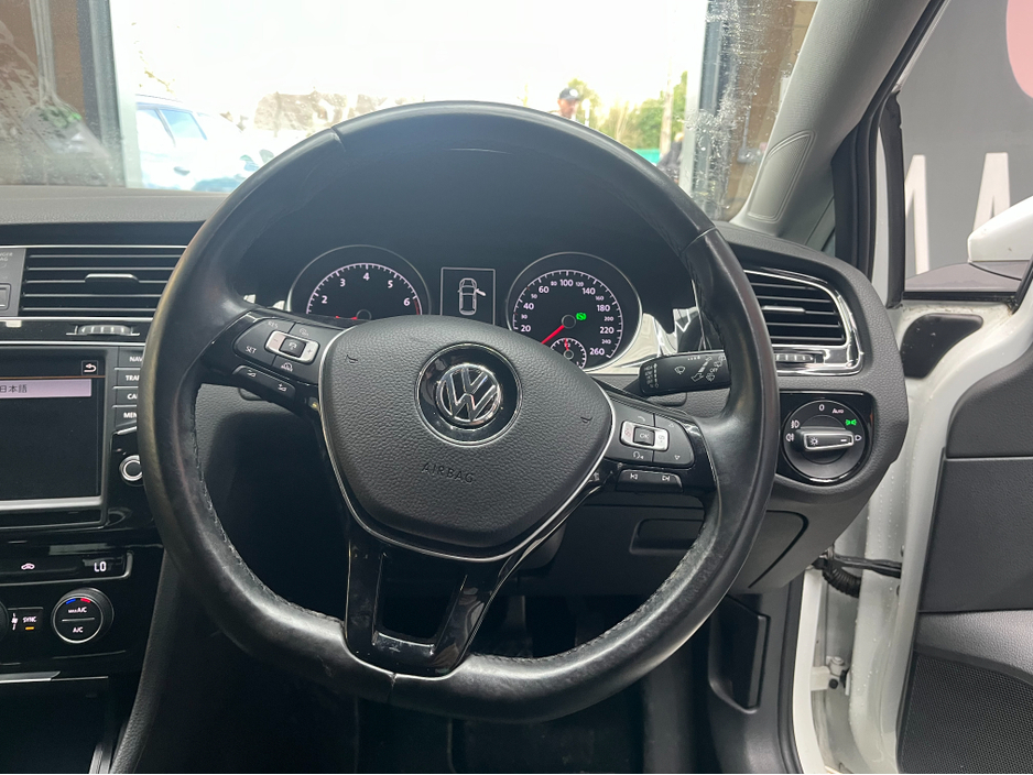 2015 Volkswagen Golf - image 8