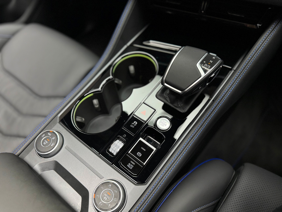 2025 Volkswagen Touareg - image 21