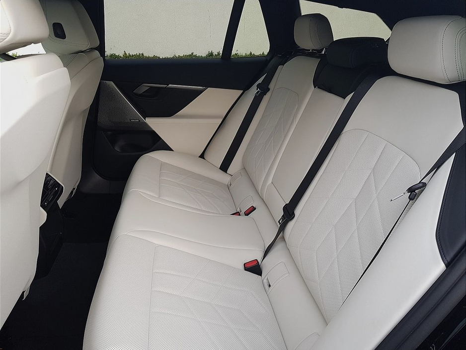 2025 BMW 5 Series - image 20