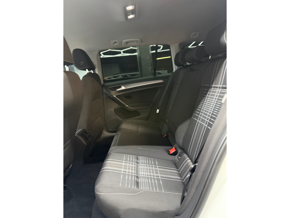 2015 Volkswagen Golf - image 19