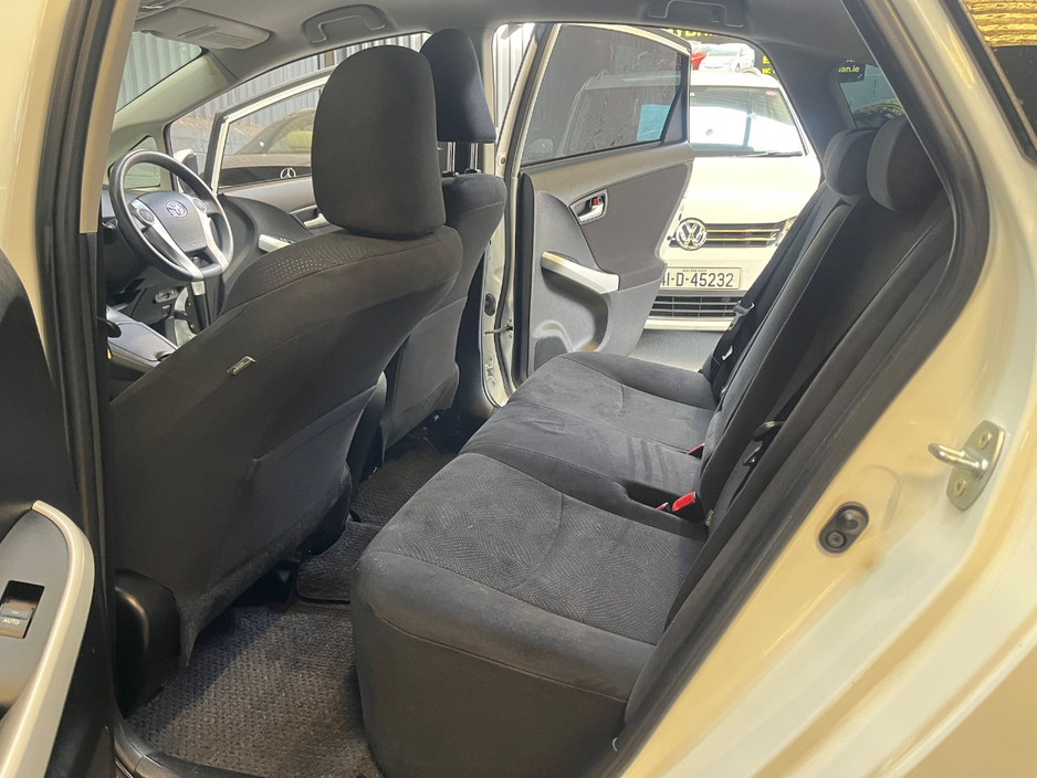 2015 Toyota Prius - image 10