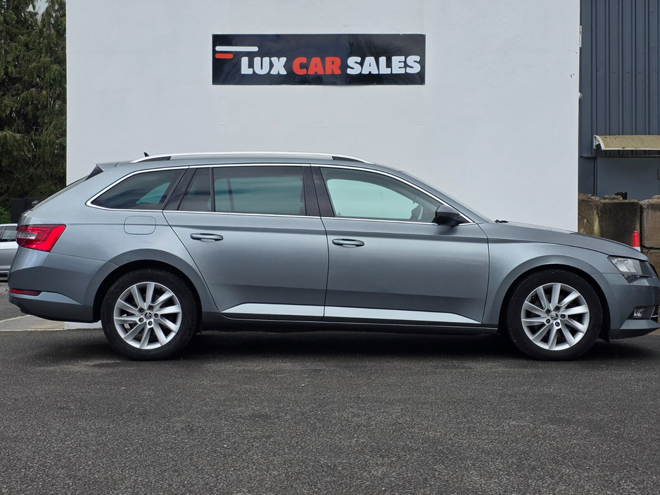 2018 Skoda Superb - image 2