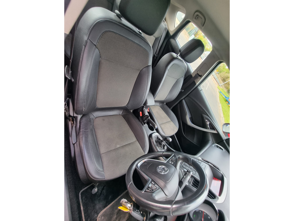 2013 Opel Astra - image 14