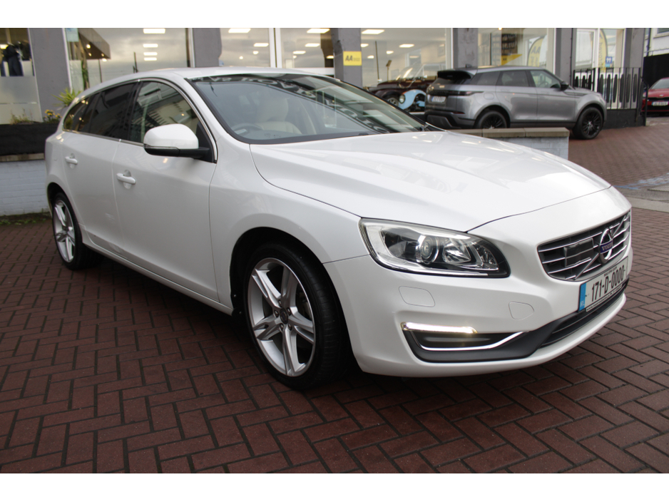 2017 Volvo V60 - image 2