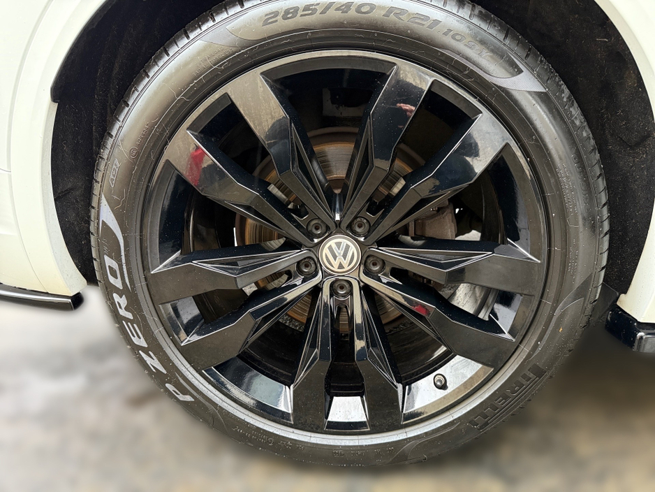 2019 Volkswagen Touareg V6 R-LINE TECH 3.0 TDI **286 BHP**REVERSE CAMERA**BODY KIT**BLACK PACK**XENONS**MEMORY SEATS**FSH**MINT** €52,750