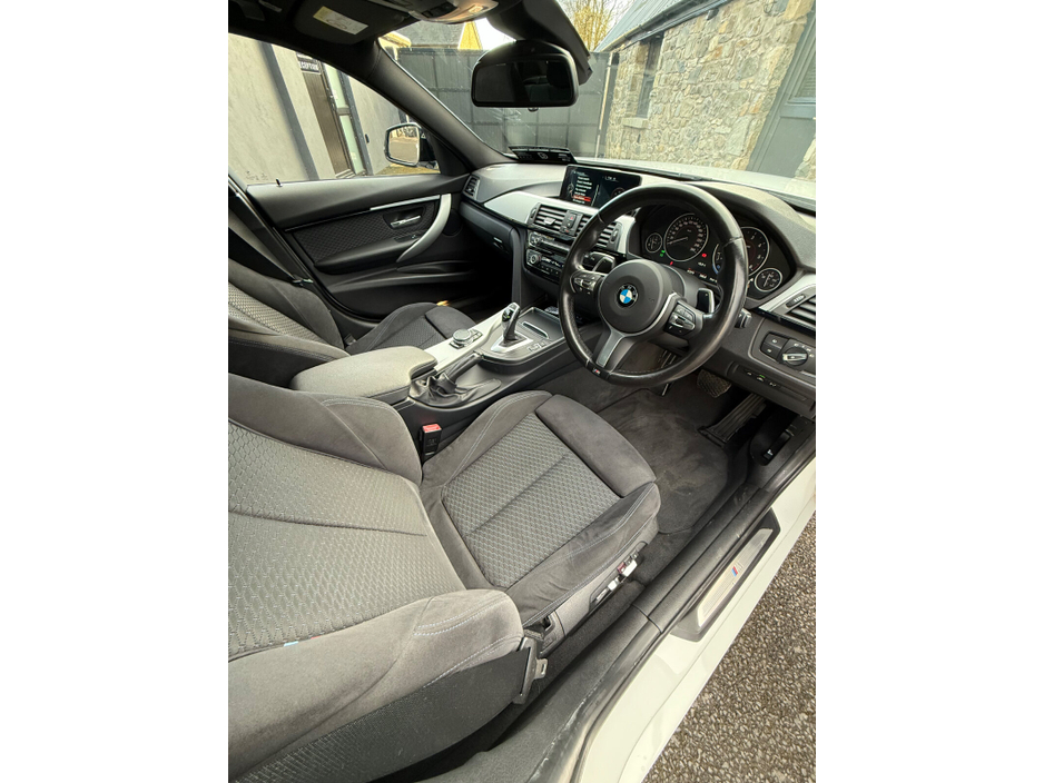 2017 BMW 3 Series - image 14