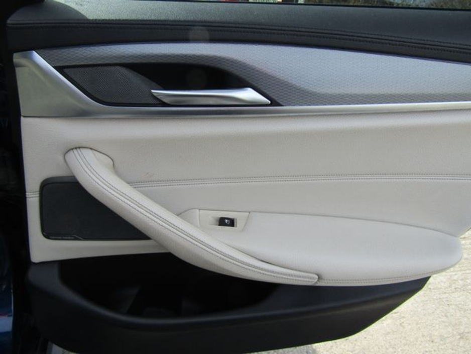 2018 BMW 5 Series - image 23