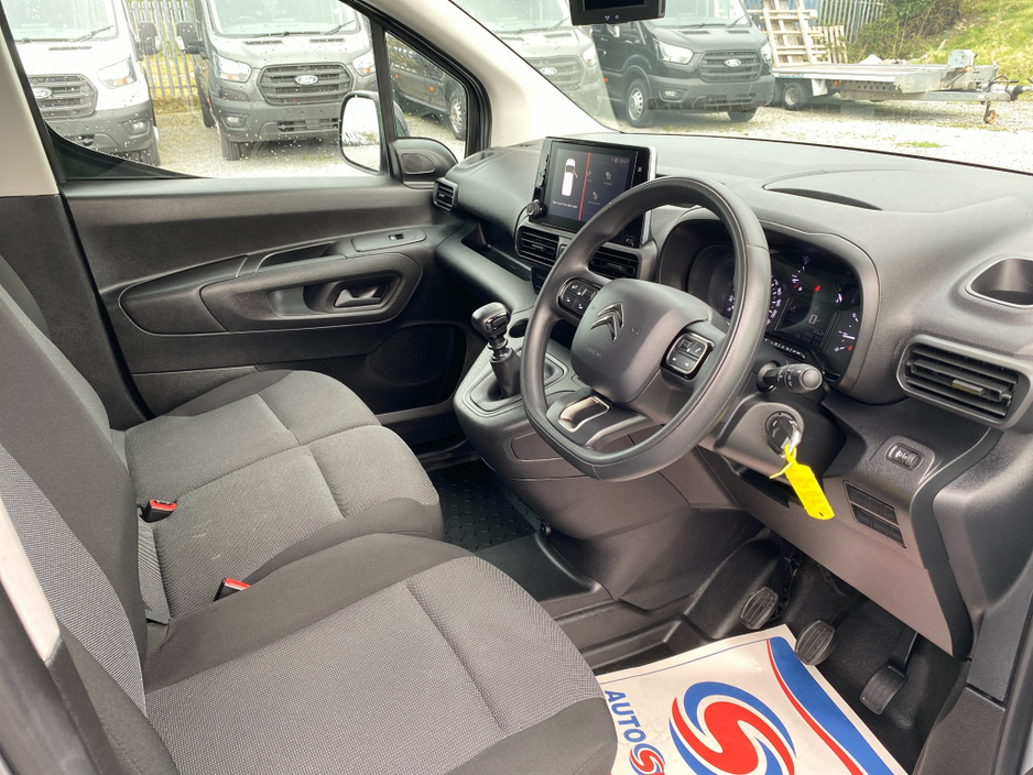 2023 Citroen Berlingo - image 8