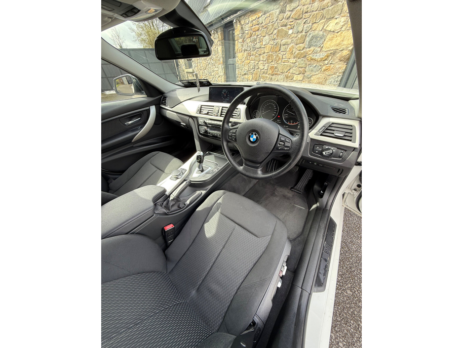 2017 BMW 3 Series - image 10