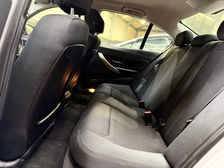 2015 BMW 3 Series - image 10