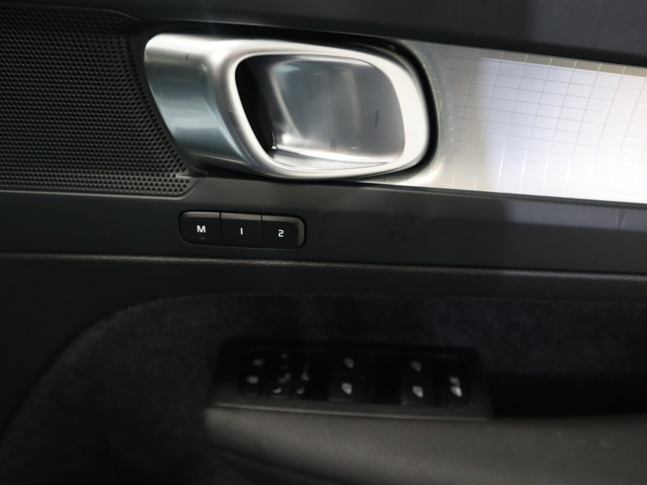 2023 Volvo XC40 - image 25