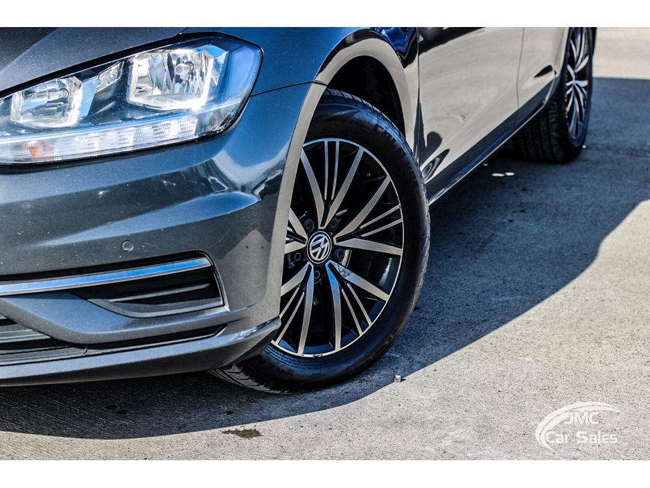 2018 Volkswagen Golf - image 2