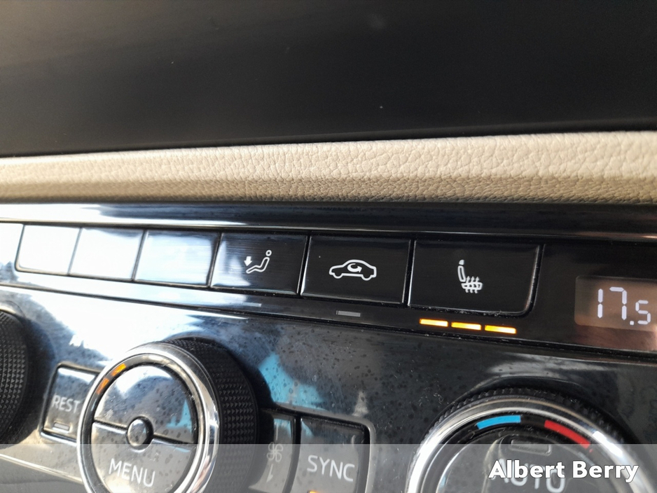 2018 Skoda Superb - image 12