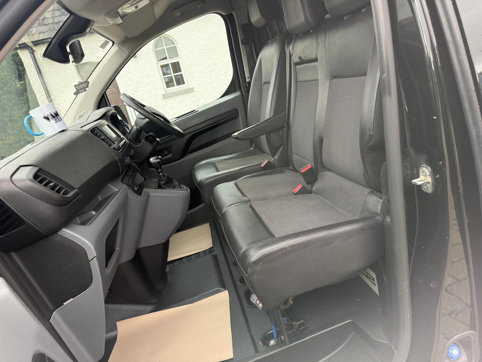 2020 Vauxhall Vivaro - image 12