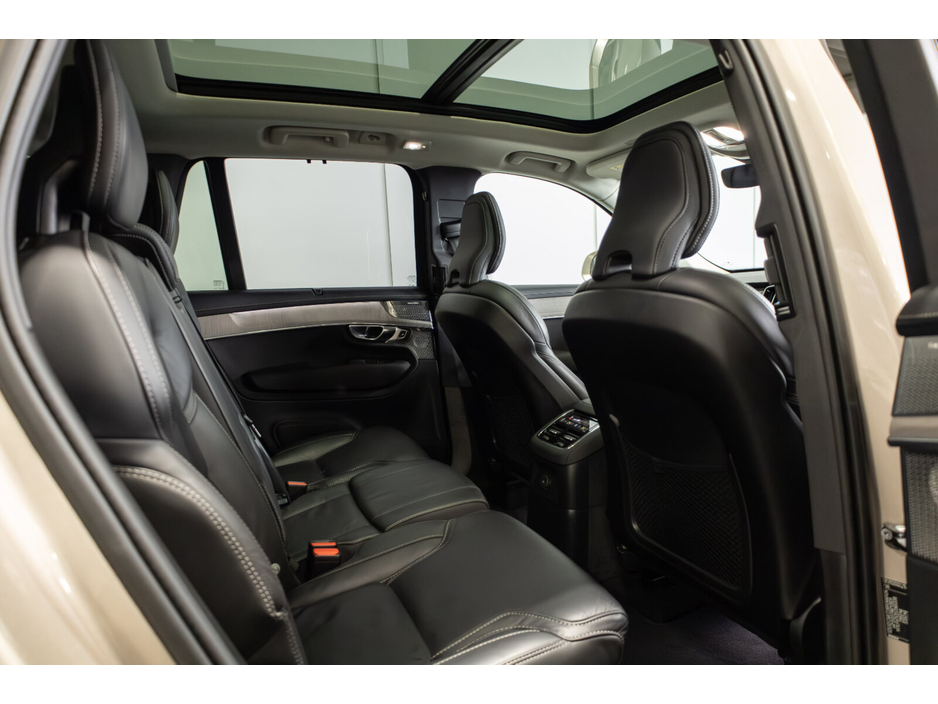 2025 Volvo XC90 - image 12
