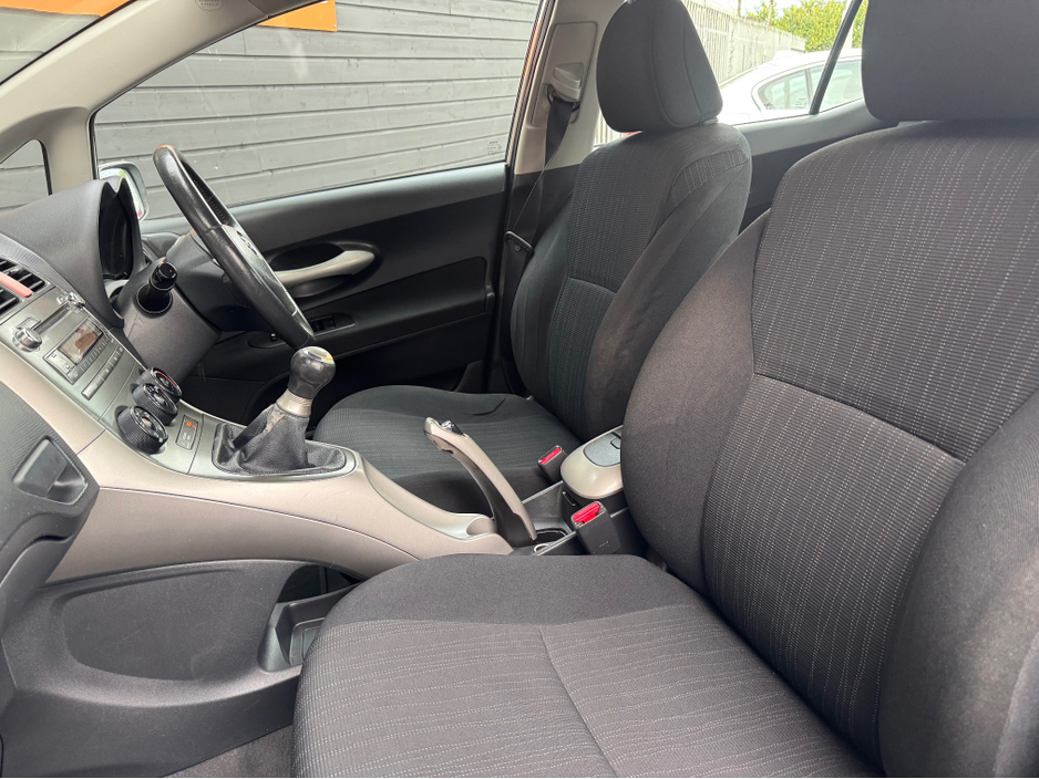 2007 Toyota Auris - image 12