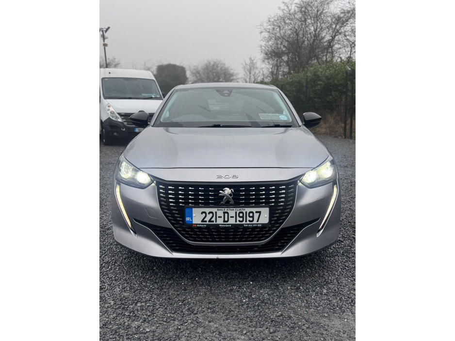 2022 Peugeot 208 - image 2